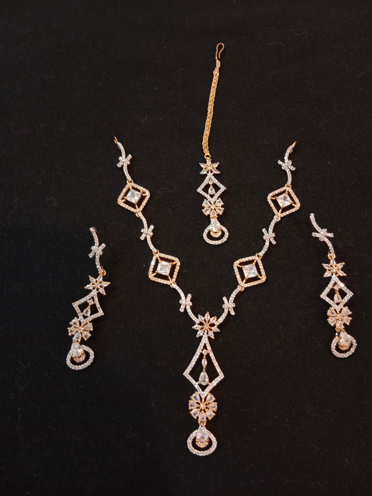 Elegant Bridal Jewelry Set – Necklace, Earrings & Maang Tikka